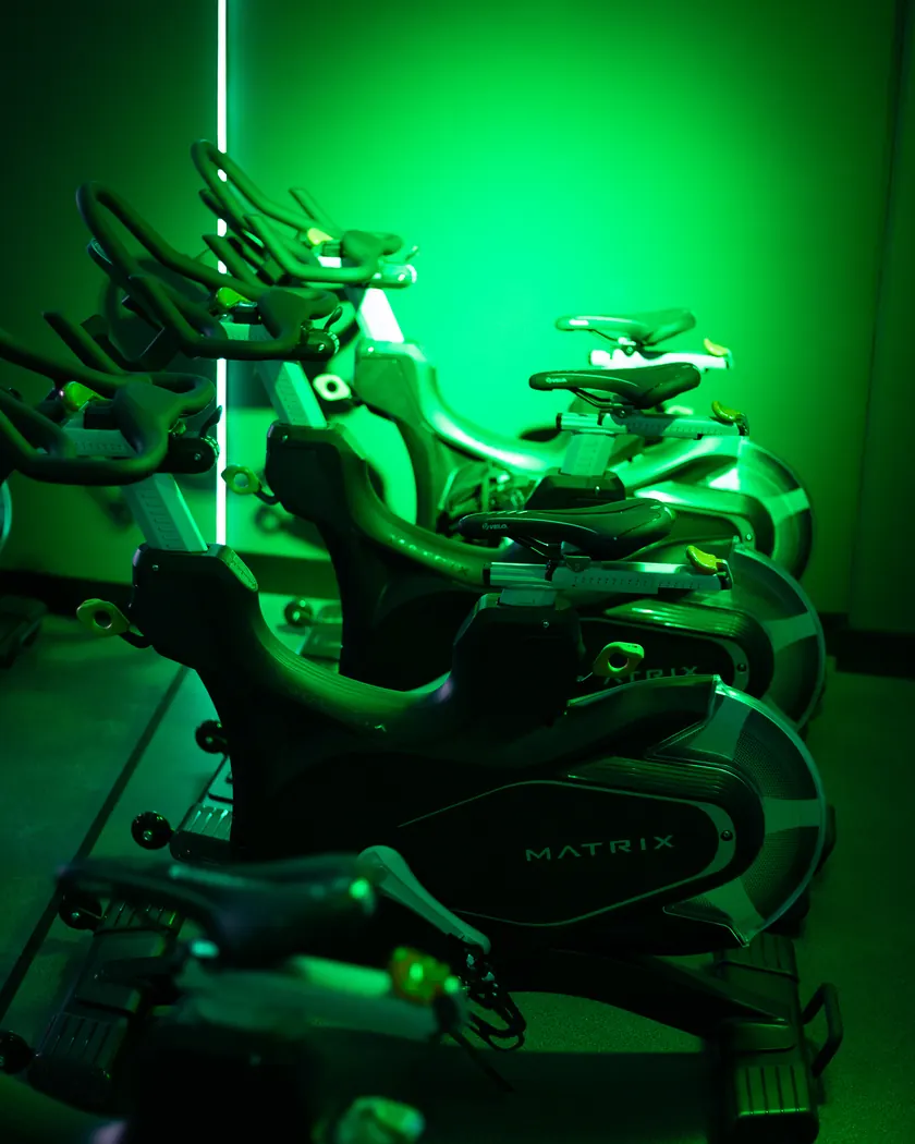 Bicicletas do B3 Ride iluminadas em verde